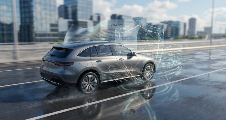 Un SUV gris sur route mouillée avec un contrat numérique flottant et des données technologiques autour, devant des bâtiments urbains.