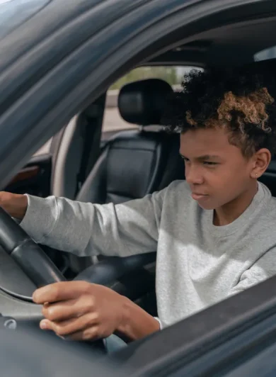 Jeune conducteur au volant, assurance auto jeune conducteur