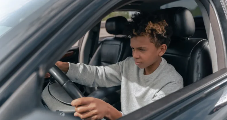 Jeune conducteur au volant, assurance auto jeune conducteur