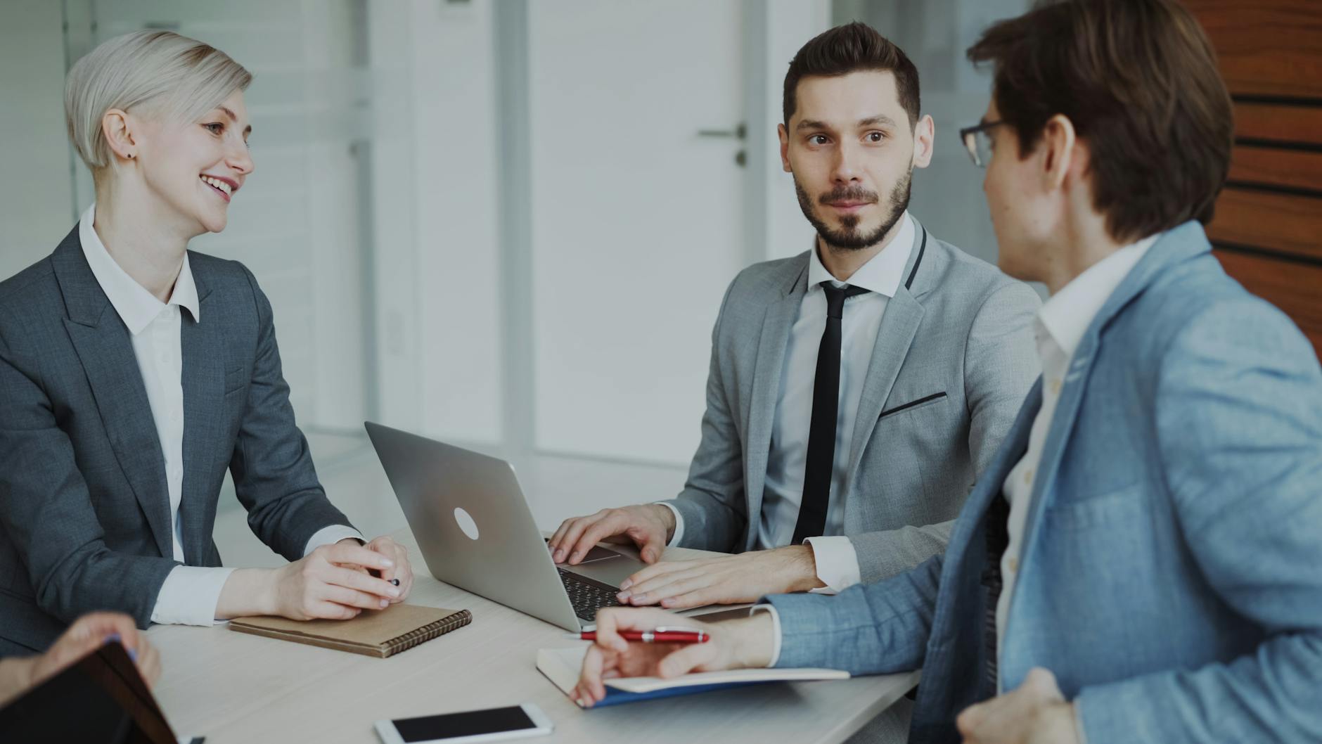 Directive NIS2 : quelles obligations pour votre PME en 2026 ? 3 Courtier Assurances et Financements Rennes Équipe dirigeante face aux obligations NIS2 en Bretagne