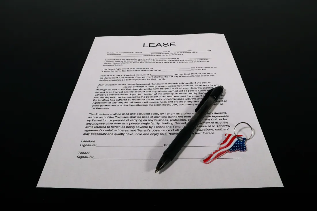 Garantie loyer impayé : prix, conditions et garanties 1 Courtier Assurances et Financements Rennes Signature d'un contrat de bail, garantie loyer impayé