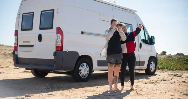 Couple en camping-car sur une route de bord de mer avant le départ en voyage