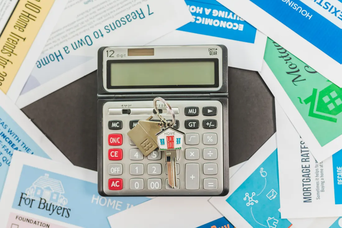 Emprunteur fumeur : payer son assurance de prêt moins cher 2 Courtier Assurances et Financements Rennes Calculatrice, clés et dossier de prêt immobilier illustrant le coût de l'assurance emprunteur pour un fumeur