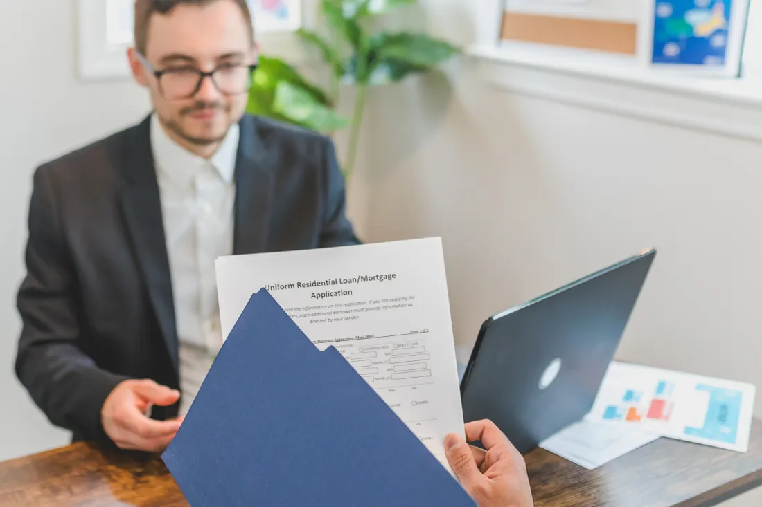Emprunteur fumeur : payer son assurance de prêt moins cher 3 Courtier Assurances et Financements Rennes Courtier expliquant à un client la délégation d'assurance emprunteur et le statut non-fumeur pour baisser le TAEA