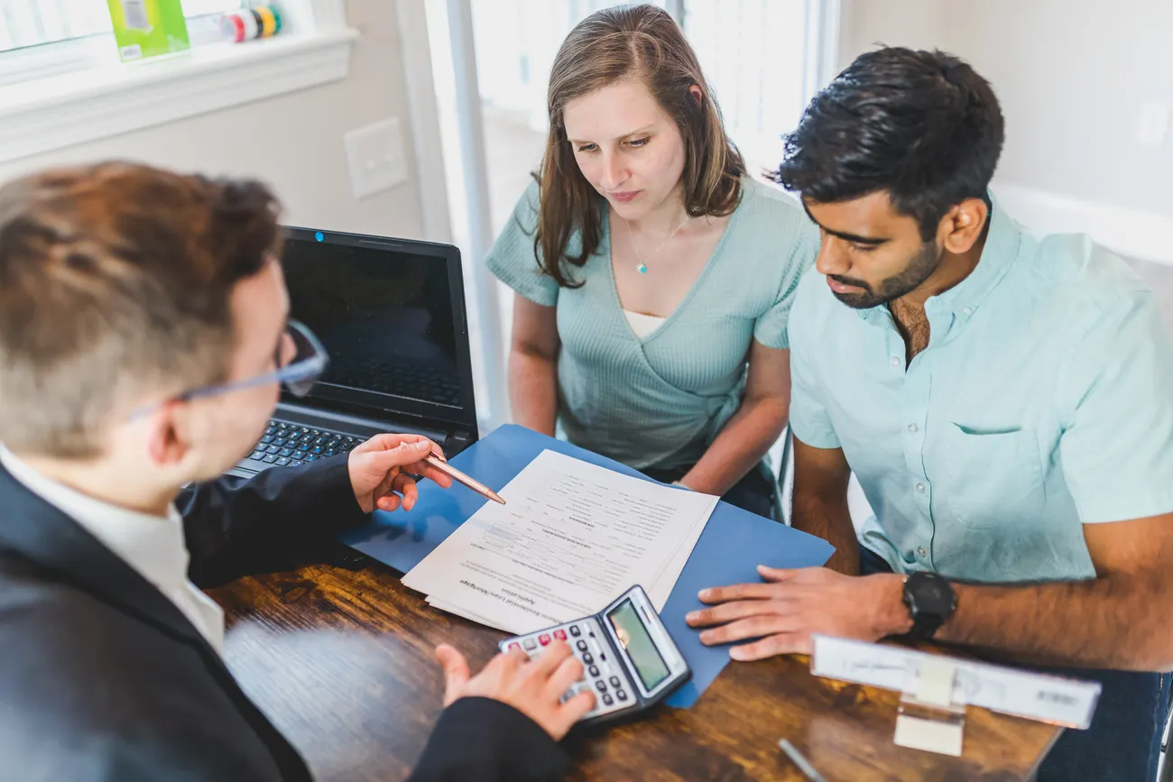 Emprunteur fumeur : payer son assurance de prêt moins cher 1 Courtier Assurances et Financements Rennes Couple emprunteur fumeur en rendez-vous avec un courtier pour comparer son assurance de prêt immobilier