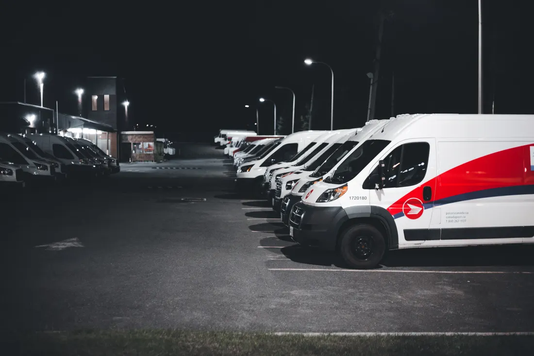 Flotte automobile : bien assurer les véhicules de l'entreprise 1 Courtier Assurances et Financements Rennes Alignement de fourgons de livraison d'une entreprise couverte par un contrat flotte automobile