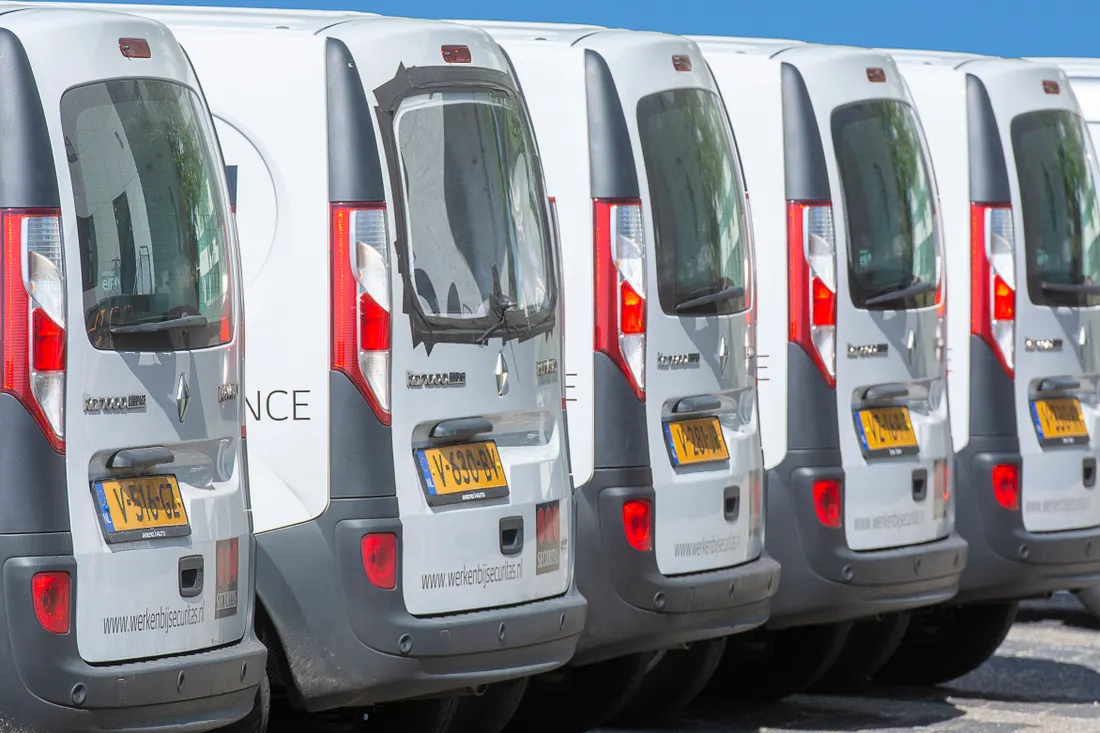 Flotte automobile : bien assurer les véhicules de l'entreprise 2 Courtier Assurances et Financements Rennes Parc de vehicules utilitaires blancs d'une entreprise, gestion et assurance de flotte
