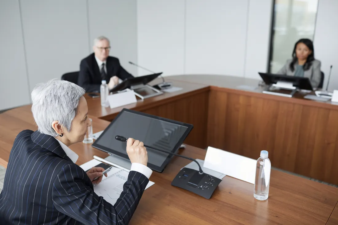Homme clé : que devient l'entreprise si le dirigeant s'arrête ? 1 Courtier Assurances et Financements Rennes Dirigeants et associes en reunion pour dimensionner le capital homme cle