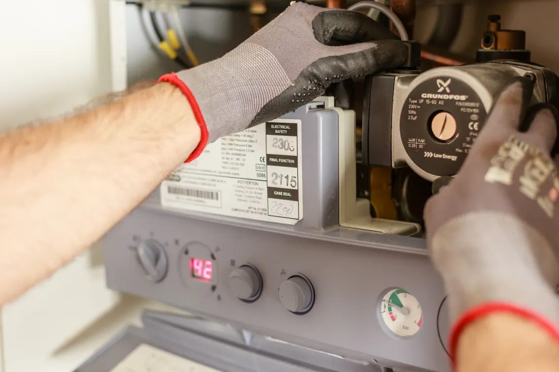 Assurance RC Pro plombier chauffagiste : prix, garanties et obligation 2026 2 Courtier Assurances et Financements Rennes Réglage d'une chaudière par un chauffagiste, assurance responsabilité civile professionnelle
