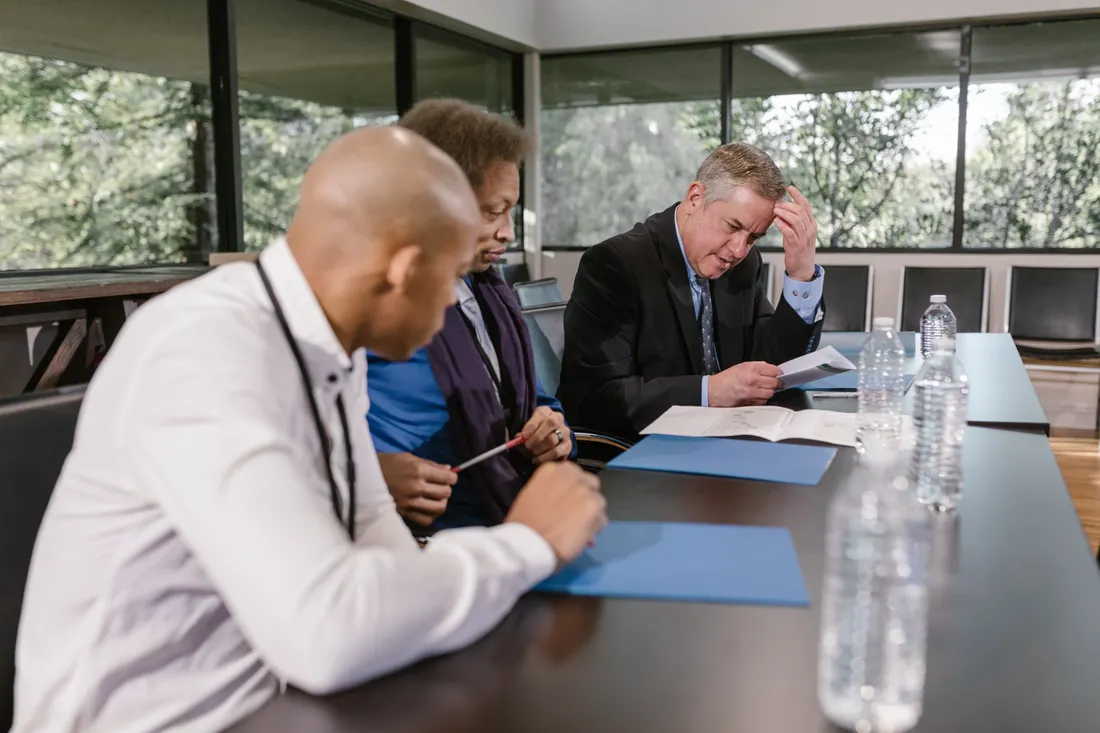Assurance RCP : ce qu'elle couvre, qui doit la souscrire et son prix 1 Courtier Assurances et Financements Rennes Deux professionnels examinent le tableau des garanties d'un contrat de responsabilité civile professionnelle