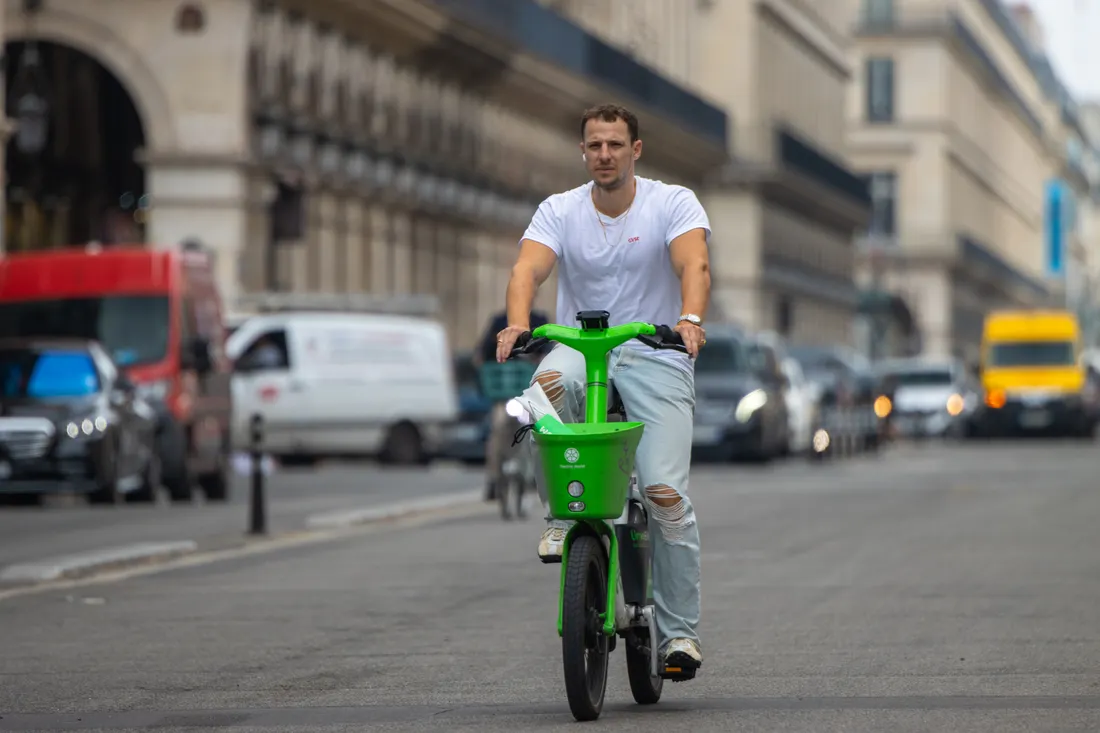 Assurance vélo électrique : faut-il assurer son VAE ? 1 Courtier Assurances et Financements Rennes Homme circulant sur un vélo électrique dans une rue urbaine, garantie responsabilité civile du VAE
