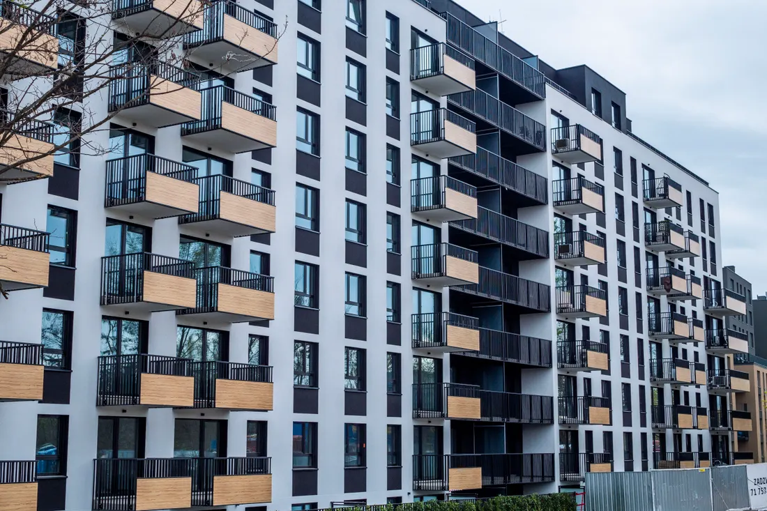 Prêt immobilier en SCI : les solutions de crédit en 2026 1 Courtier Assurances et Financements Rennes Prêt immobilier SCI : immeuble résidentiel détenu par une société civile immobilière pour un investissement locatif