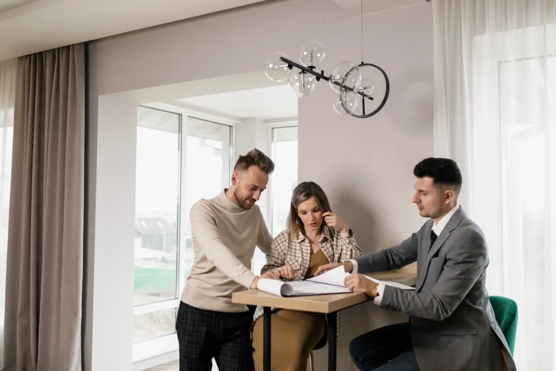 Prêt immobilier en SCI : les solutions de crédit en 2026 2 Courtier Assurances et Financements Rennes Associés d'une SCI en rendez-vous avec un courtier pour monter leur dossier de crédit