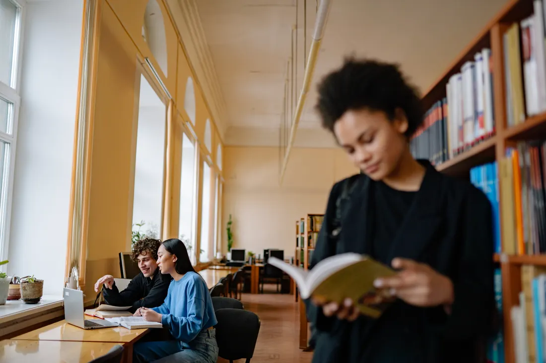 Mutuelle étudiant : quelle couverture pour la rentrée 2026 ? 2 Courtier Assurances et Financements Rennes Etudiants revisant ensemble a la bibliotheque universitaire, budget sante a anticiper avant la rentree