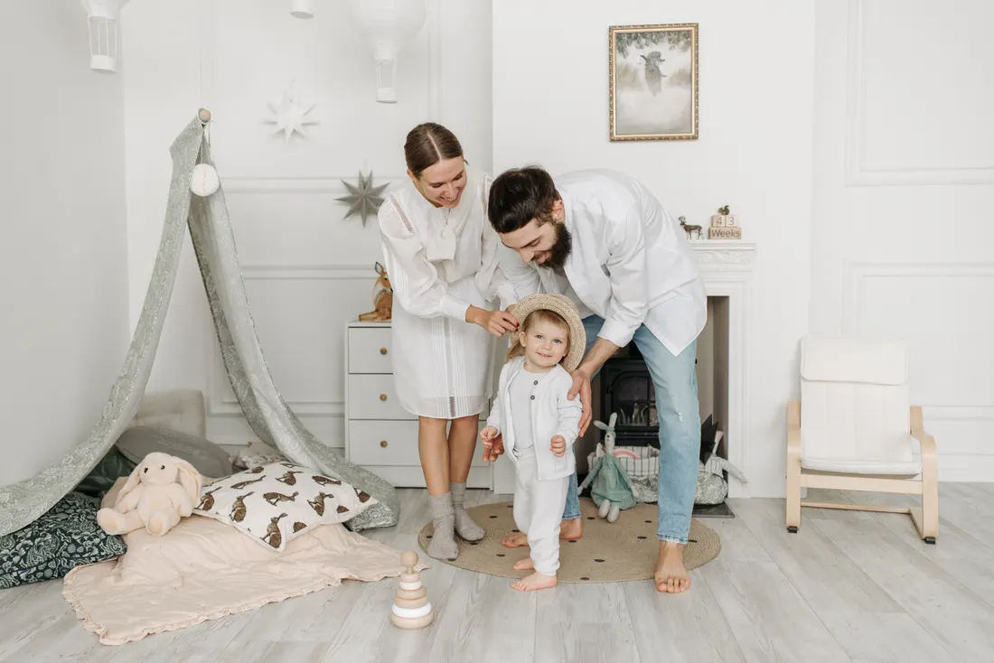 Mutuelle famille : bien couvrir ses enfants sans se ruiner 1 Courtier Assurances et Financements Rennes Parents et jeune enfant à la maison, illustration des postes de soins couverts par une mutuelle famille