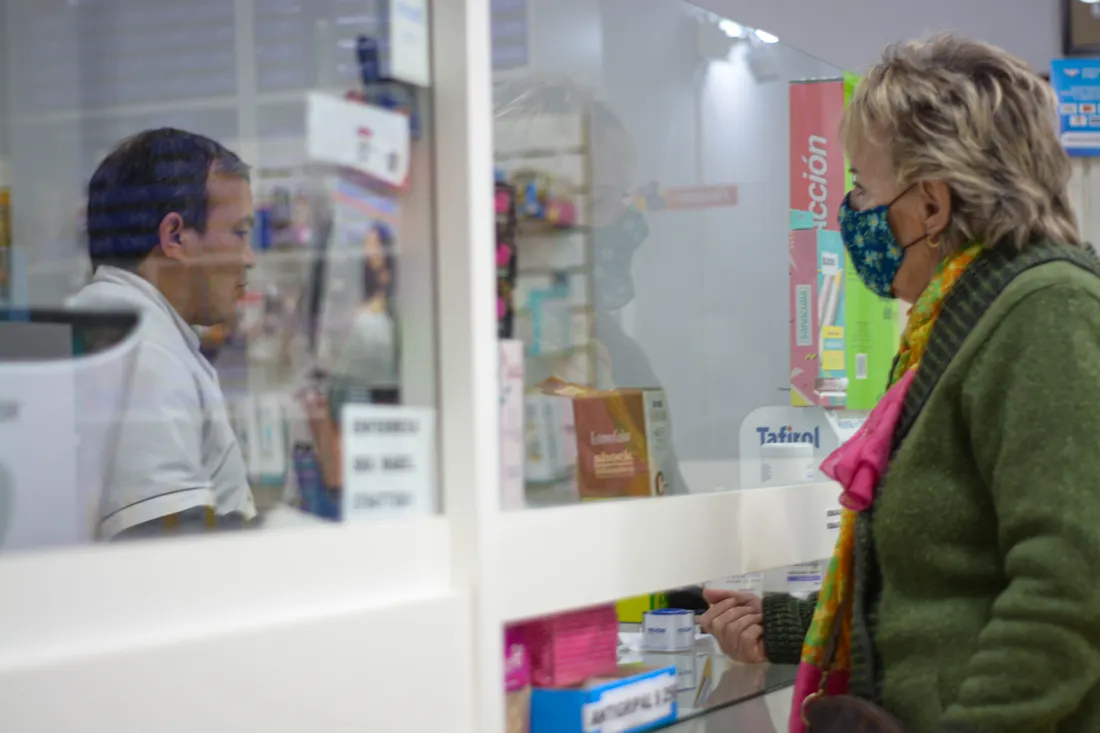 Changer de mutuelle sans délai de carence : mode d'emploi 2 Courtier Assurances et Financements Rennes Patiente au comptoir d'une pharmacie, soins pris en charge dès l'adhésion par une mutuelle sans carence
