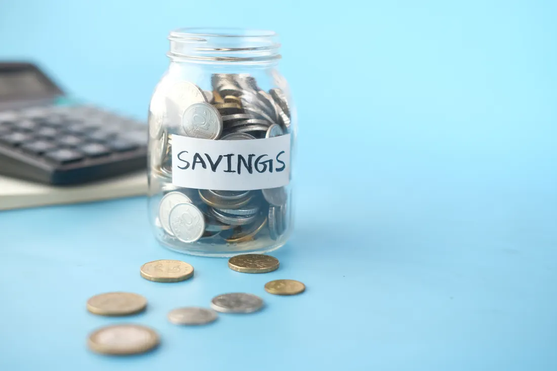 PER ou assurance vie : lequel choisir en 2026 ? 2 Courtier Assurances et Financements Rennes Tirelire et calculatrice symbolisant l'effort d'épargne retraite entre PER et assurance vie