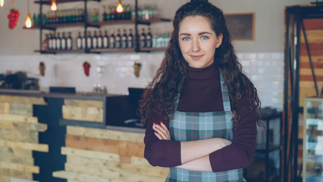 Prévoyance commerçant : protéger ses revenus en cas de coup dur 1 Courtier Assurances et Financements Rennes Gérant de café indépendant dans son établissement, exposé à la perte de revenus en cas d'arrêt de travail