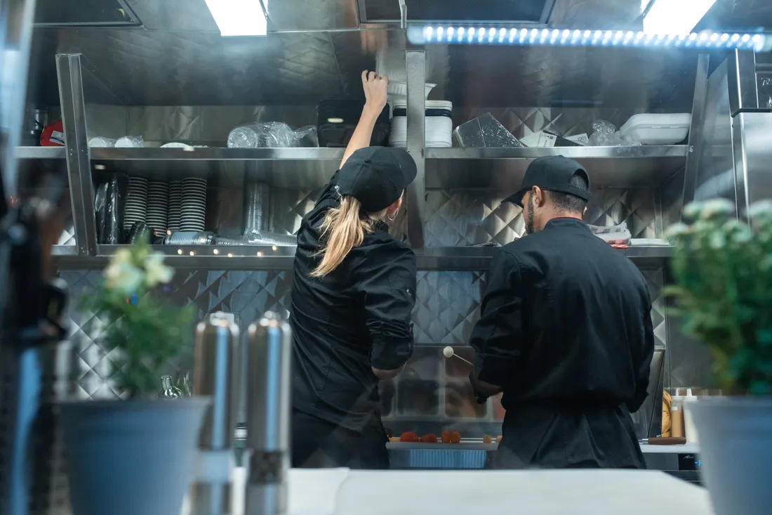 Prévoyance restaurateur : sécuriser activité et revenus 1 Courtier Assurances et Financements Rennes Restaurateurs préparant les plats en cuisine professionnelle, un métier physique exposé à l'arrêt de travail