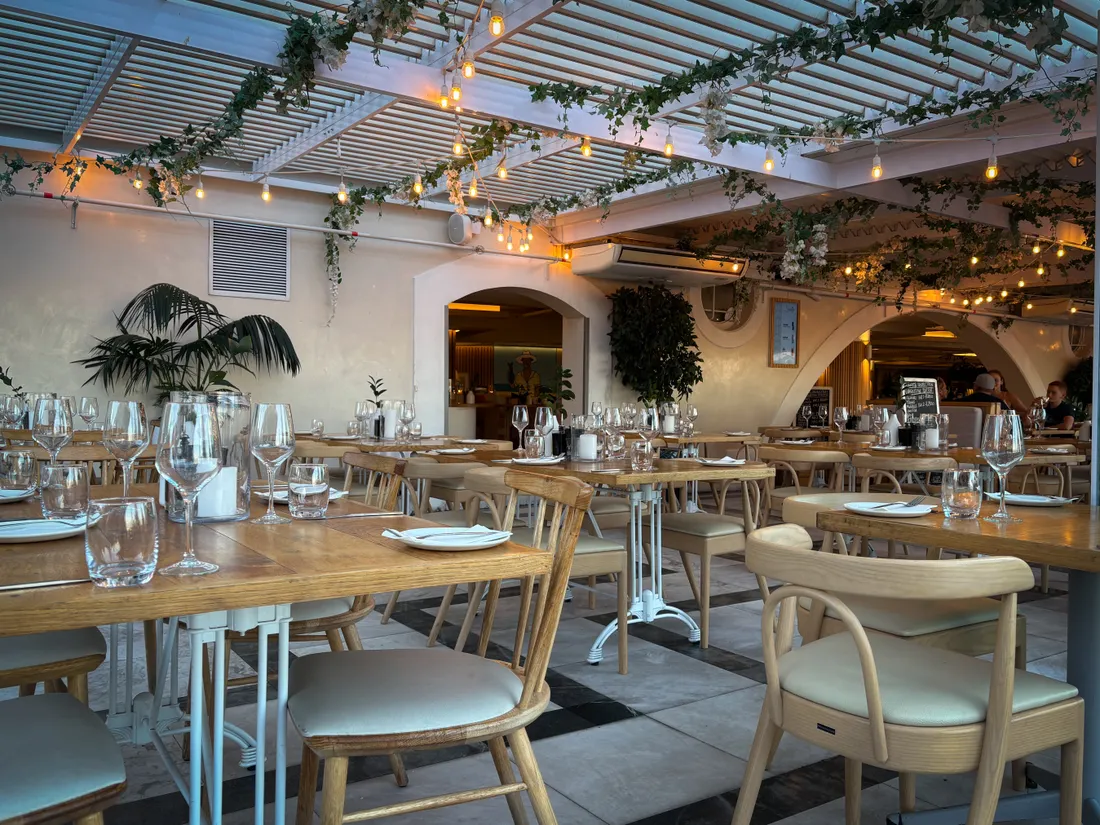Prévoyance restaurateur : sécuriser activité et revenus 2 Courtier Assurances et Financements Rennes Salle de restaurant chaleureuse fermée, symbolisant la perte de revenus quand le restaurateur s'arrête