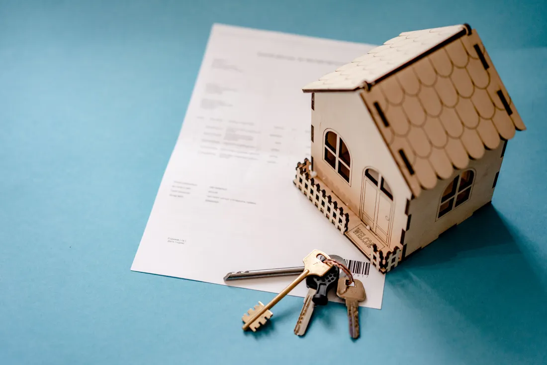 Propriétaire bailleur : la protection juridique qui vous défend 2 Courtier Assurances et Financements Rennes Clés et contrat de bail symbolisant la sécurisation juridique d'une location