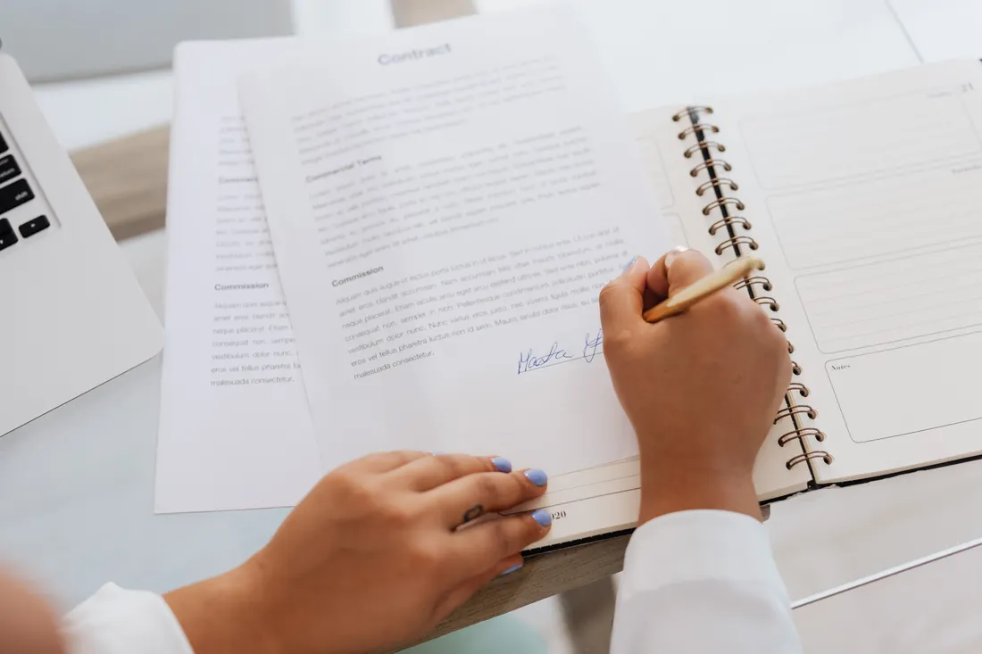 Protection juridique entreprise : anticiper les litiges du quotidien 2 Courtier Assurances et Financements Rennes Signature d'un contrat commercial au bureau, prévention des litiges fournisseur et client en entreprise