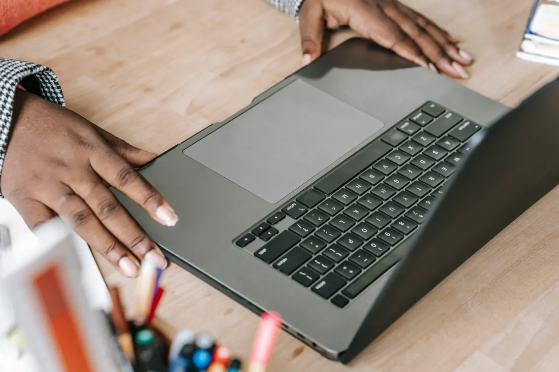 Community manager : avez-vous vraiment besoin d'une RC Pro ? 2 Courtier Assurances et Financements Rennes Création de contenu et campagne payante par un community manager freelance assuré en RC Pro