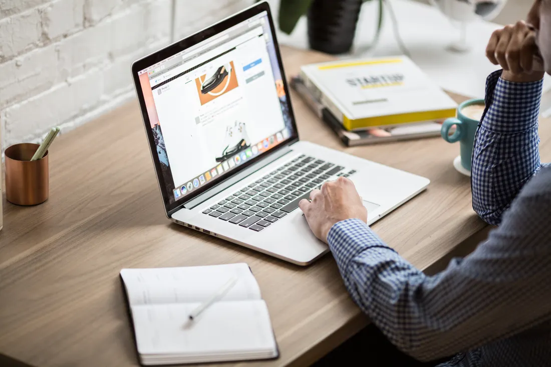Community manager : avez-vous vraiment besoin d'une RC Pro ? 1 Courtier Assurances et Financements Rennes Community manager gérant plusieurs réseaux sociaux pour un client, couvert par une RC Pro
