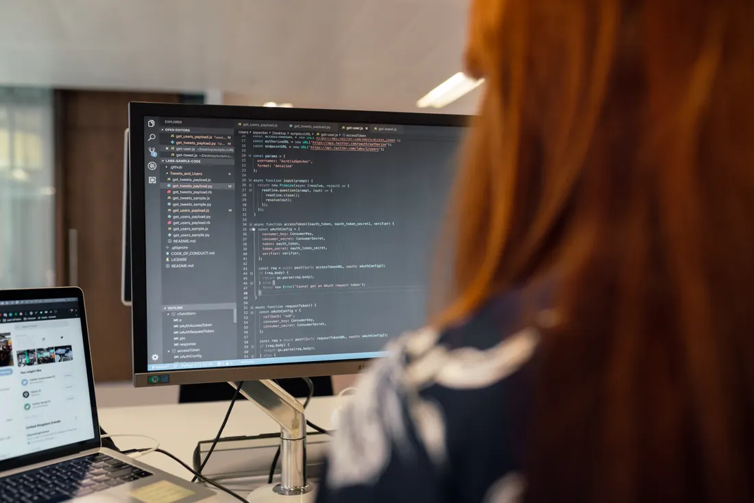 RC Pro développeur web freelance : quelles garanties pour vos livrables ? 1 Courtier Assurances et Financements Rennes Développeuse web travaillant sur du code en agence, garanties RC Pro