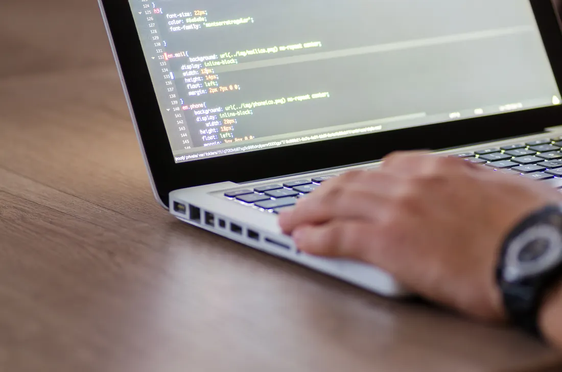 RC Pro développeur web freelance : quelles garanties pour vos livrables ? 2 Courtier Assurances et Financements Rennes Code HTML sur un ordinateur portable, RC Pro et livrables du développeur web
