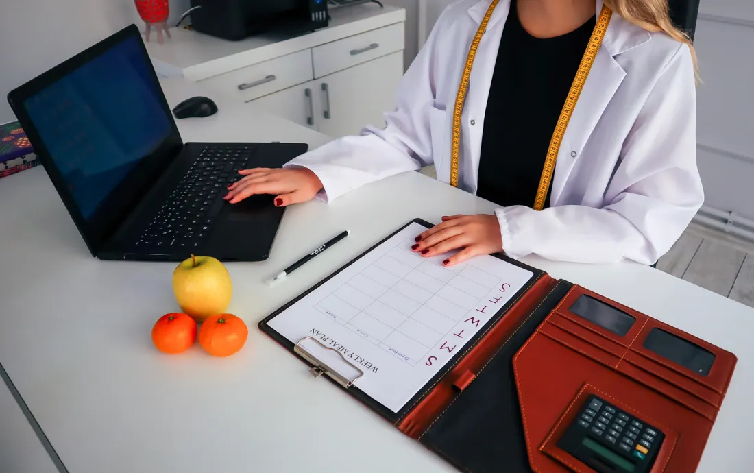 Diététicien, nutritionniste : la RC Pro qui protège vos conseils 1 Courtier Assurances et Financements Rennes Diététicien élaborant un plan alimentaire personnalisé sur ordinateur avec des fruits frais