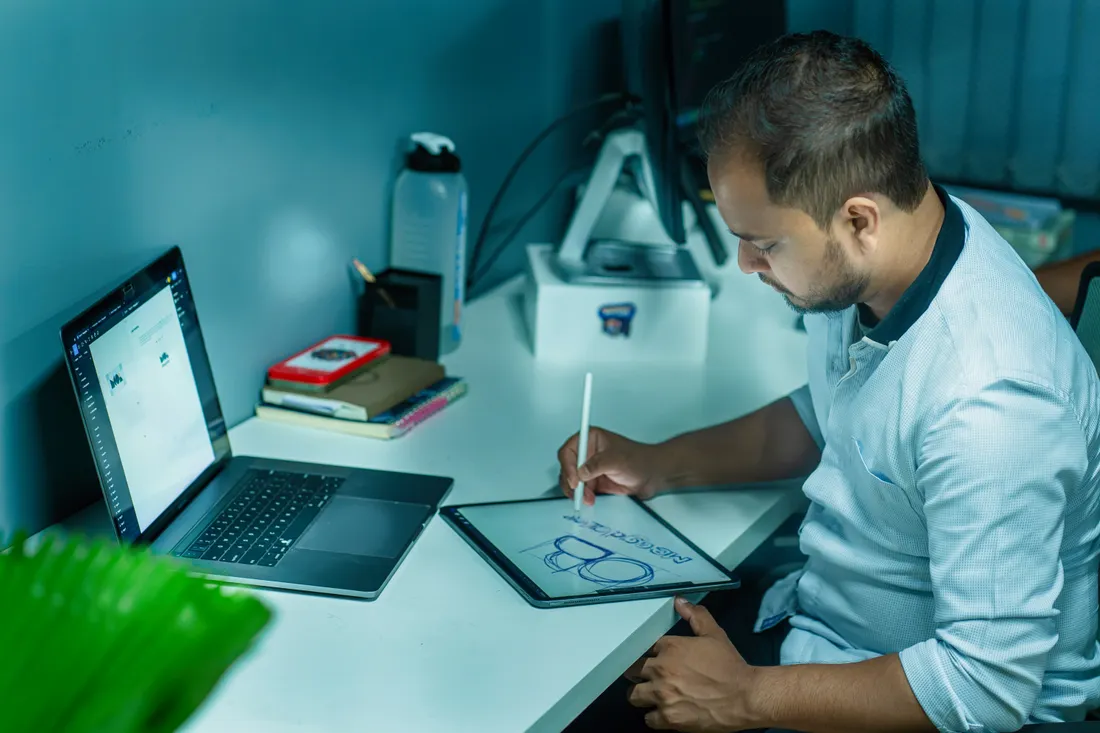 Graphiste et webdesigner : pourquoi souscrire une RC Pro 1 Courtier Assurances et Financements Rennes Graphiste freelance travaillant sur une charte visuelle, protégé par une assurance RC Pro