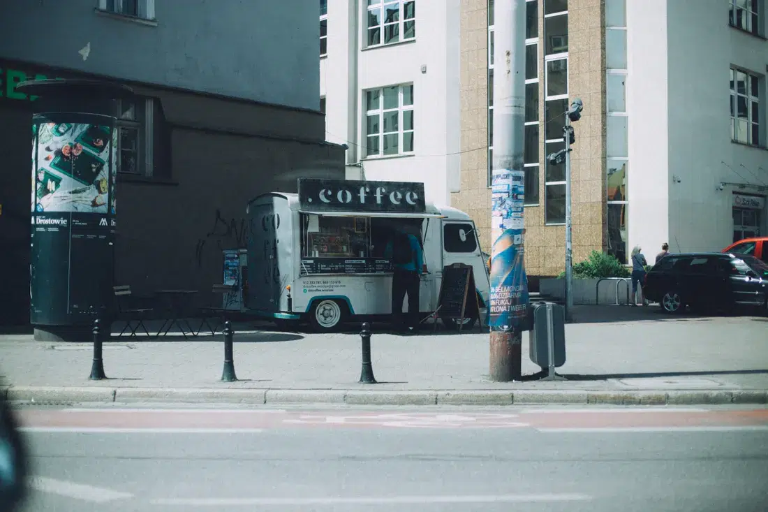 Traiteur et food truck : quelle assurance RC Pro en 2026 ? 2 Courtier Assurances et Financements Rennes Food truck de café stationné dans une rue en Europe