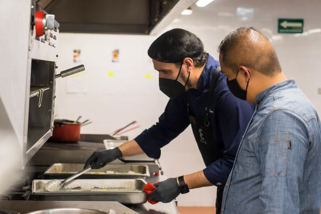 Traiteur et food truck : quelle assurance RC Pro en 2026 ? 1 Courtier Assurances et Financements Rennes Traiteur dressant des assiettes en cuisine professionnelle