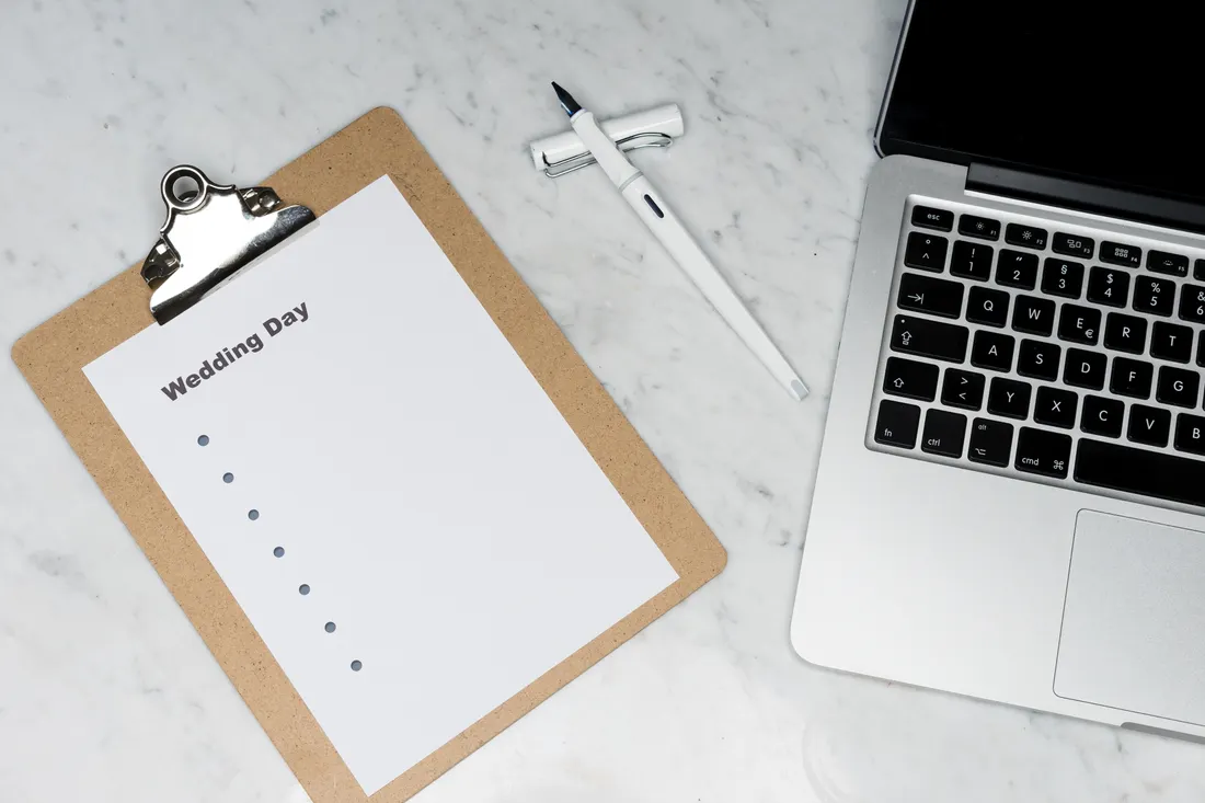 Wedding planner : sécuriser chaque mariage avec la bonne RC Pro 2 Courtier Assurances et Financements Rennes Checklist d'organisation de mariage avec bloc-notes et ordinateur, planification du wedding planner