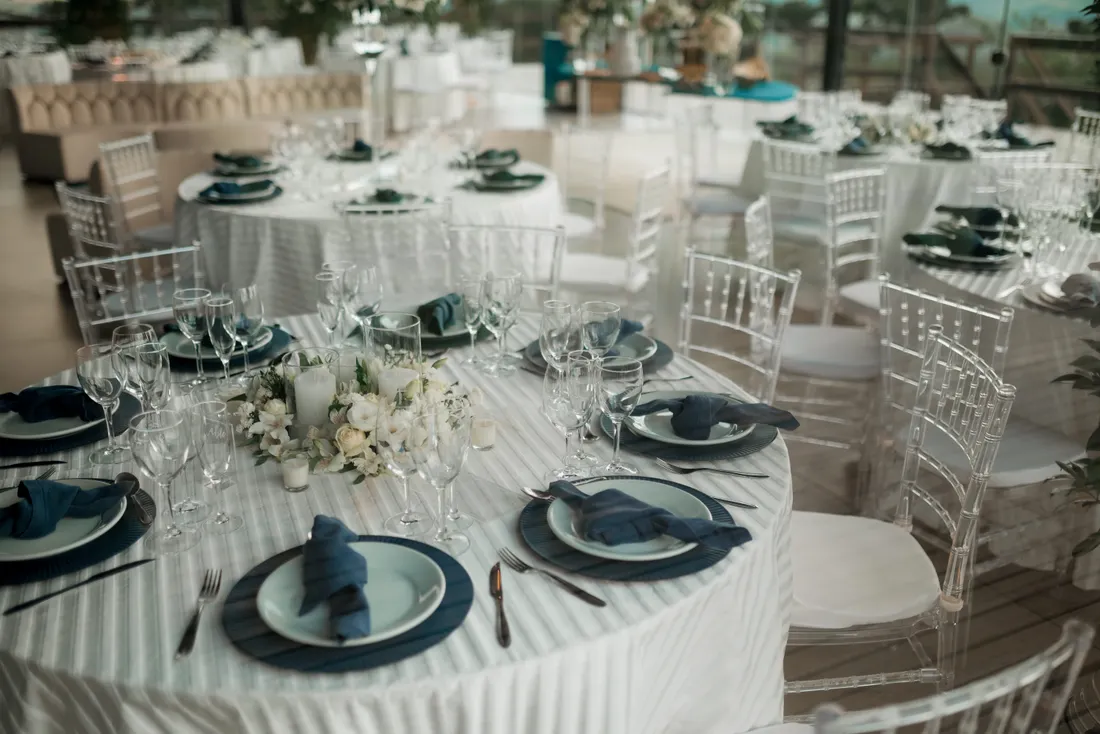 Wedding planner : sécuriser chaque mariage avec la bonne RC Pro 3 Courtier Assurances et Financements Rennes Salle de réception de mariage décorée avec tables dressées et compositions florales élégantes