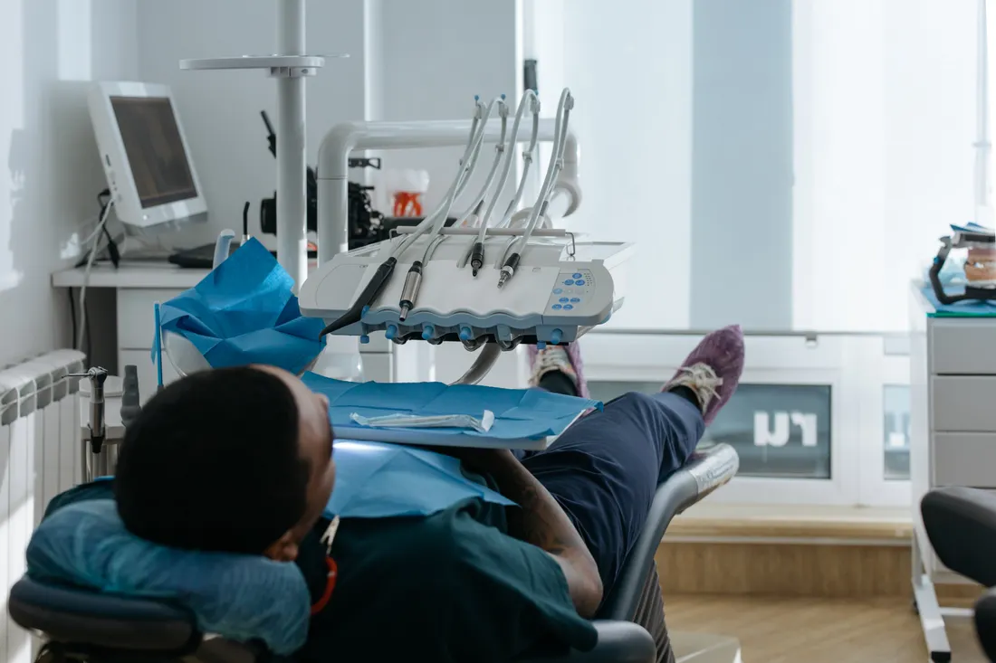 Sur-complémentaire santé : quand vaut-elle vraiment le coup ? 1 Courtier Assurances et Financements Rennes Patient installé sur un fauteuil de cabinet dentaire pour un contrôle, les soins dentaires générant des restes à charge couverts par une surcomplémentaire