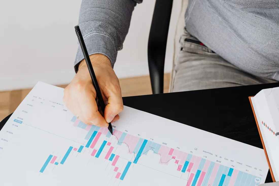 Taux immobilier 2026 : où vont les taux et que faire ? 1 Courtier Assurances et Financements Rennes Taux immobilier 2026 : graphique financier illustrant la tendance des taux de crédit immobilier en 2026