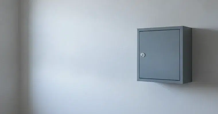 Assurance garde du corps : ce que la RC Pro doit couvrir 1 Courtier Assurances et Financements Rennes Armoire forte en acier gris fermée à clé, fixée sur un mur nu