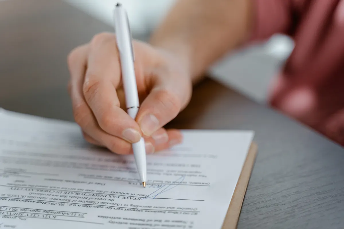 Assurance emprunteur : ce qui change au 1er septembre 2026 1 Courtier Assurances et Financements Rennes Signature d'un contrat d'assurance de prêt immobilier après un changement d'assureur