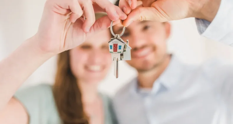 Couple avec les cles de son logement, assurance emprunteur et changements du 1er septembre 2026