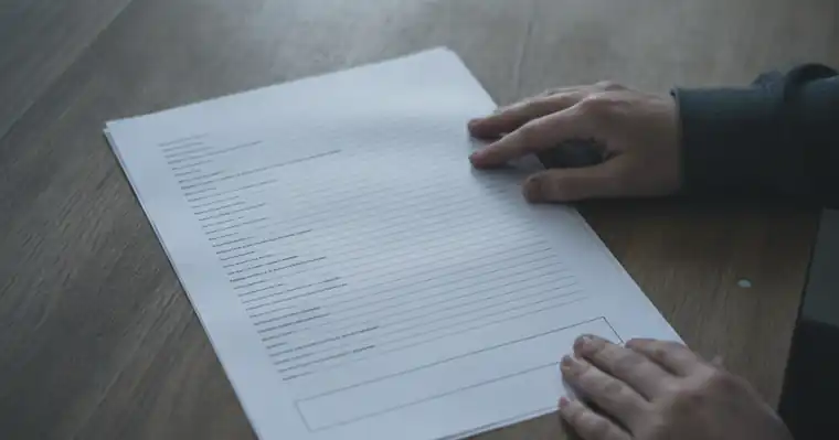 Attestation Q4 : à quoi elle ressemble et ce qu'elle doit contenir 1 Courtier Assurances et Financements Rennes Attestation Q4 : compte rendu de vérification d'extincteurs posé sur le bureau d'un local professionnel français