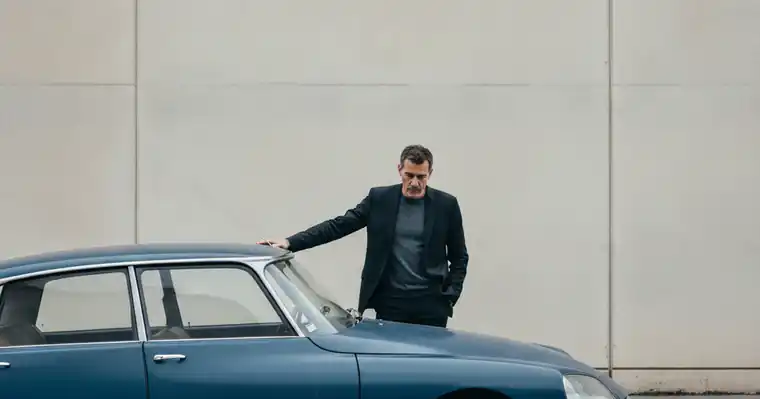 Garantie panne mécanique voiture de plus de 10 ans : qui accepte 2 Courtier Assurances et Financements Rennes Automobiliste inspectant une voiture de plus de dix ans avant de souscrire une garantie
