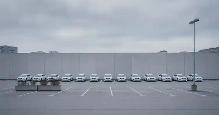 Garantie panne mécanique professionnel : VTC, taxi, auto-école 2 Courtier Assurances et Financements Rennes Plusieurs véhicules alignés sur le parking d'une entreprise