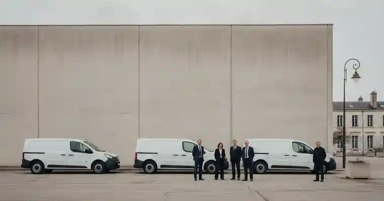 Garantie panne mécanique professionnel : VTC, taxi, auto-école 1 Courtier Assurances et Financements Rennes Véhicules utilitaires professionnels alignés sur un parking d'entreprise