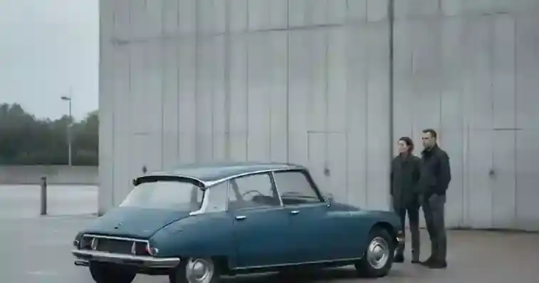 Garantie panne mécanique voiture de plus de 10 ans : qui accepte 1 Courtier Assurances et Financements Rennes Voiture ancienne stationnée devant un mur clair dans une rue française