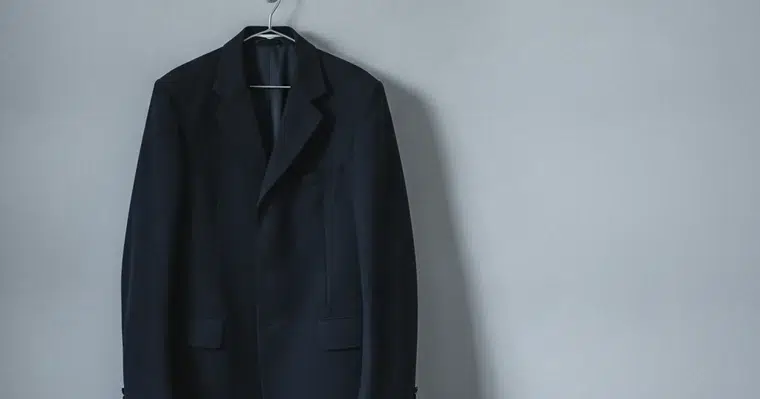 Agent de sécurité auto-entrepreneur : ce qui est vraiment possible 1 Courtier Assurances et Financements Rennes Veste d'uniforme sombre suspendue à une patère dans un vestiaire