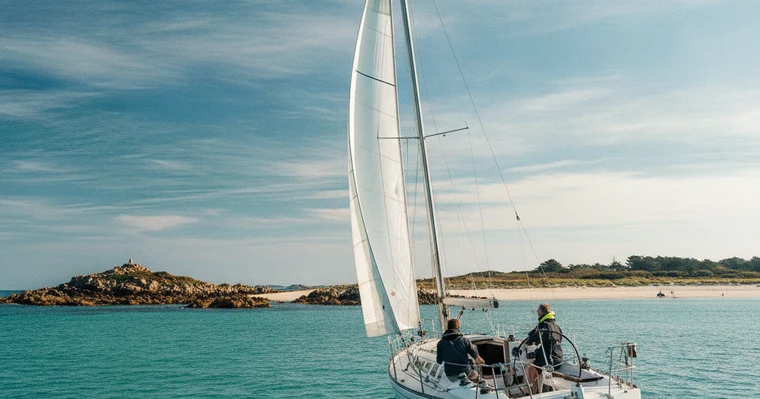 Assurance bateau de plaisance : obligation, garanties et prix en 2026 2 Courtier Assurances et Financements Rennes Assurance bateau de plaisance : voilier de croisière au large d'un archipel breton
